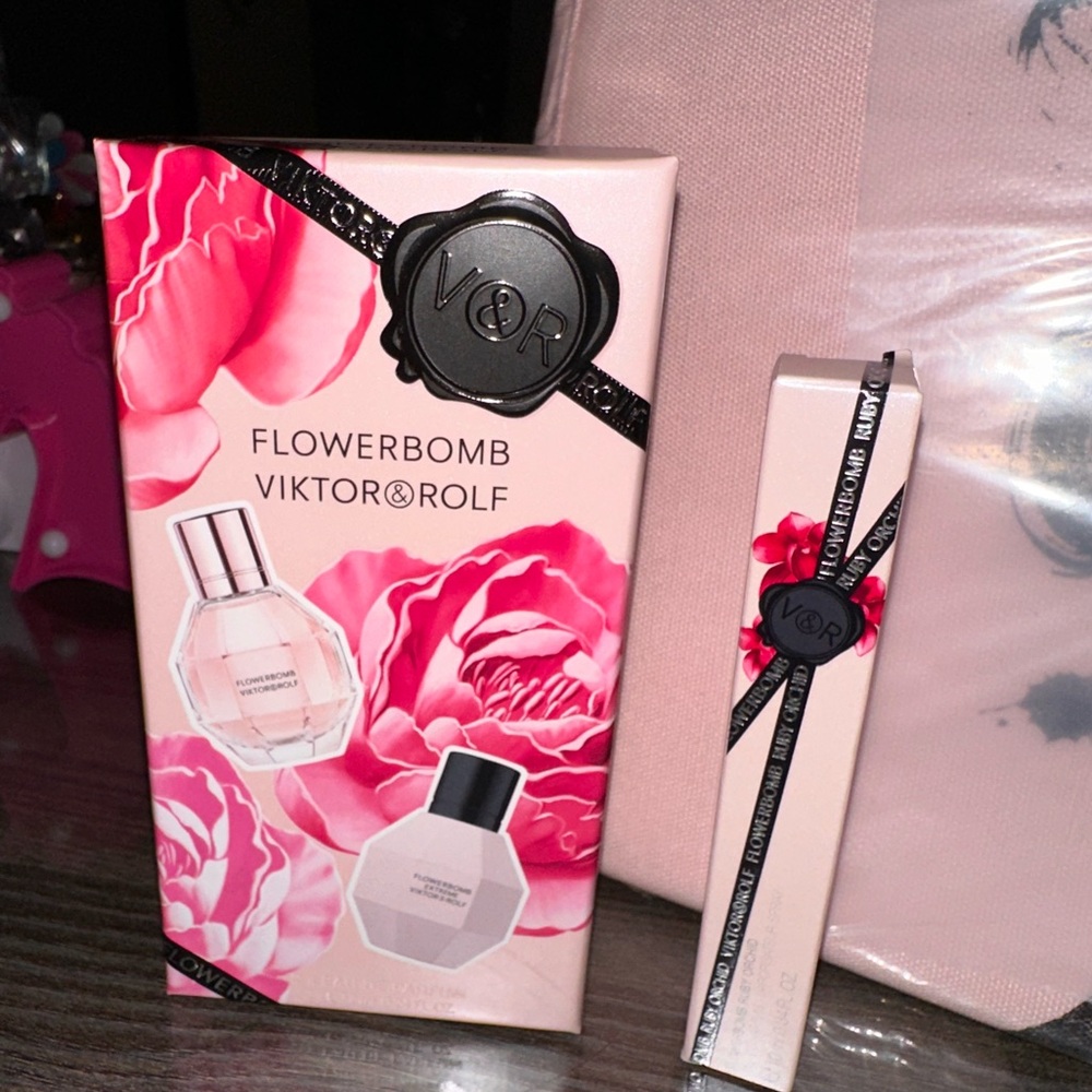 Viktor & Rolf 4 Piece Bundle Set - Picture 3 of 10